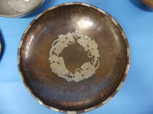 A quantity of Arts and Crafts metalwares; comprising a Hugh Wallis hammered copper bowl with - Image 5 of 7