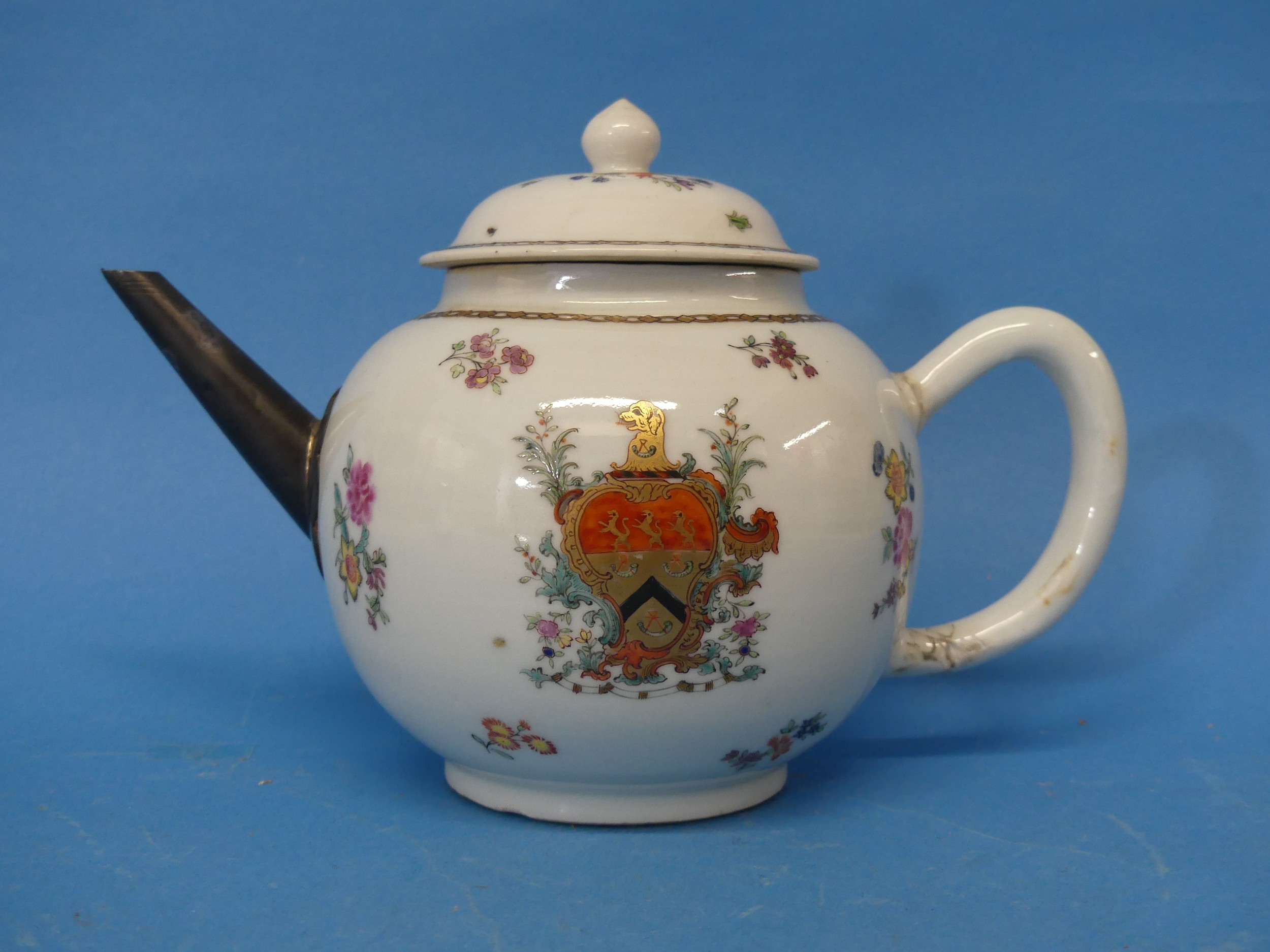 An 18thC Chinese Export Armorial Teapot, decorated in floral sprays with central crest and gilded - Image 5 of 16