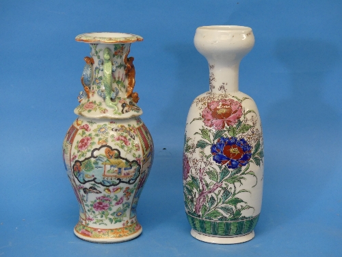 An early 20thC Chinese Famille Rose Vase, the vase in typical decoration, with lizards in relief - Image 2 of 6