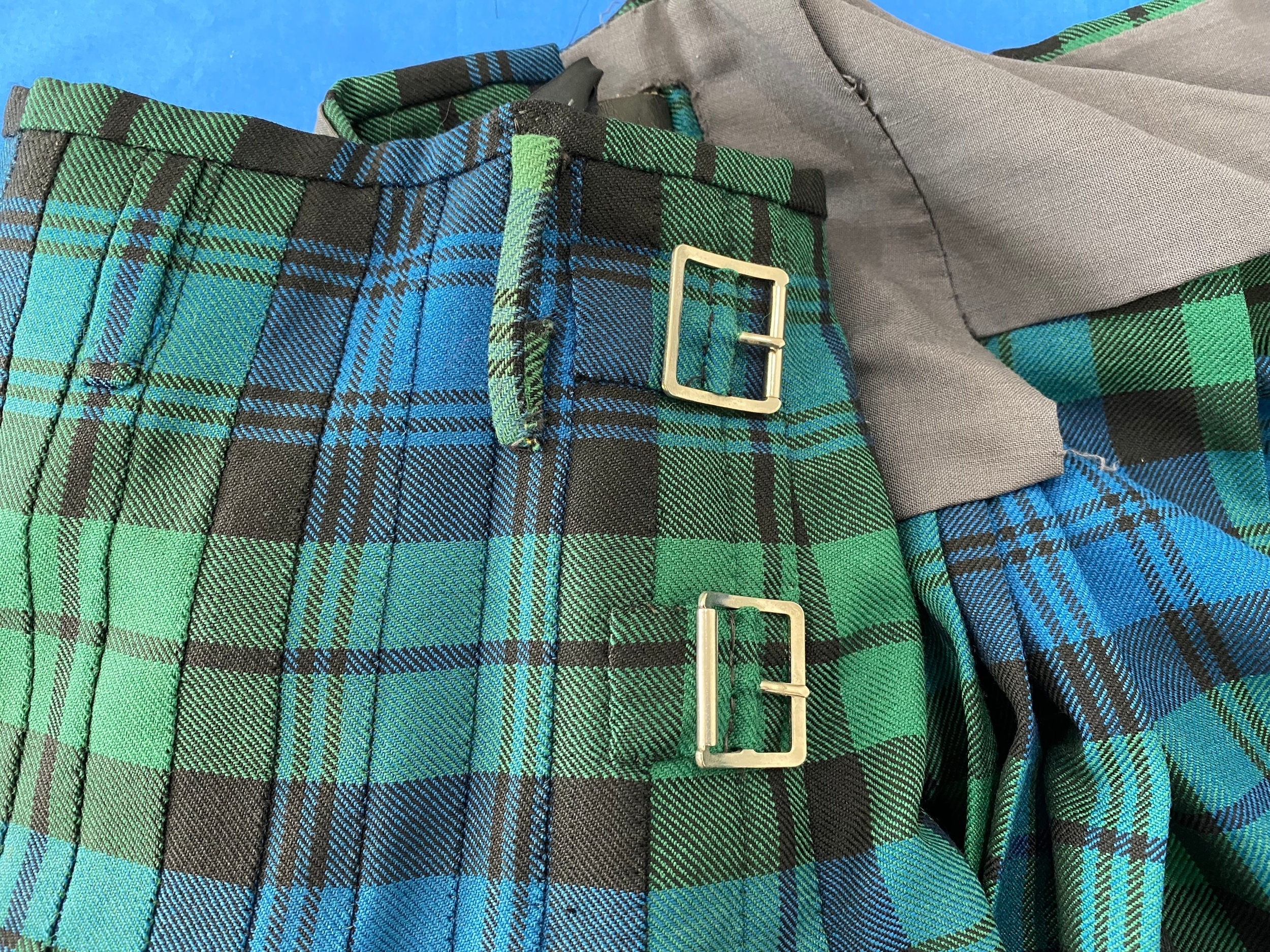 A mid 20thC Campbell Tartan Highlanders Scottish Piper's Outfit, comprising kilt, bottle green twill - Bild 7 aus 7