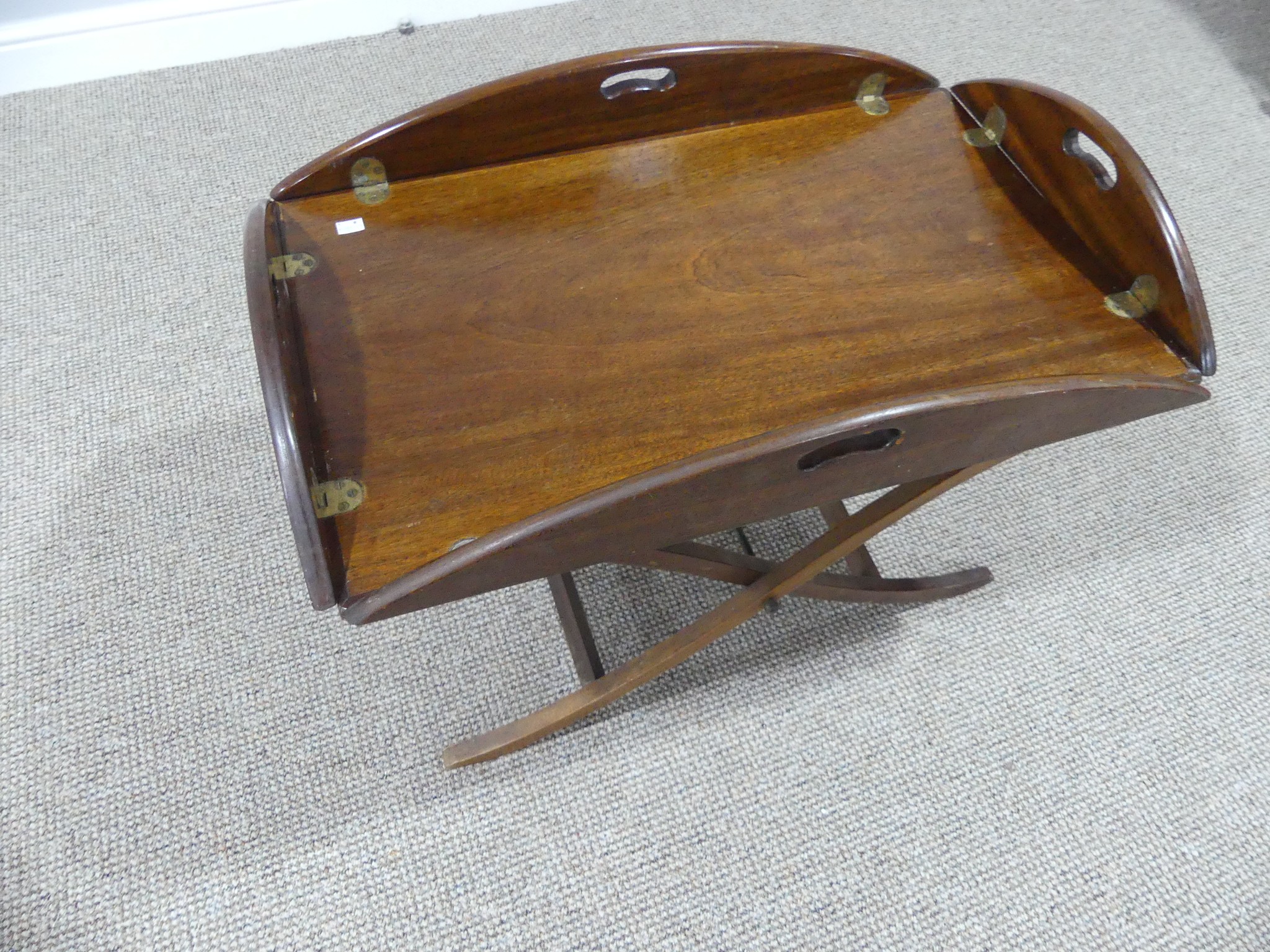 A Victorian mahogany Butlers Tray, the folding sides, pierced with kidney shaped apertures, together - Image 3 of 4