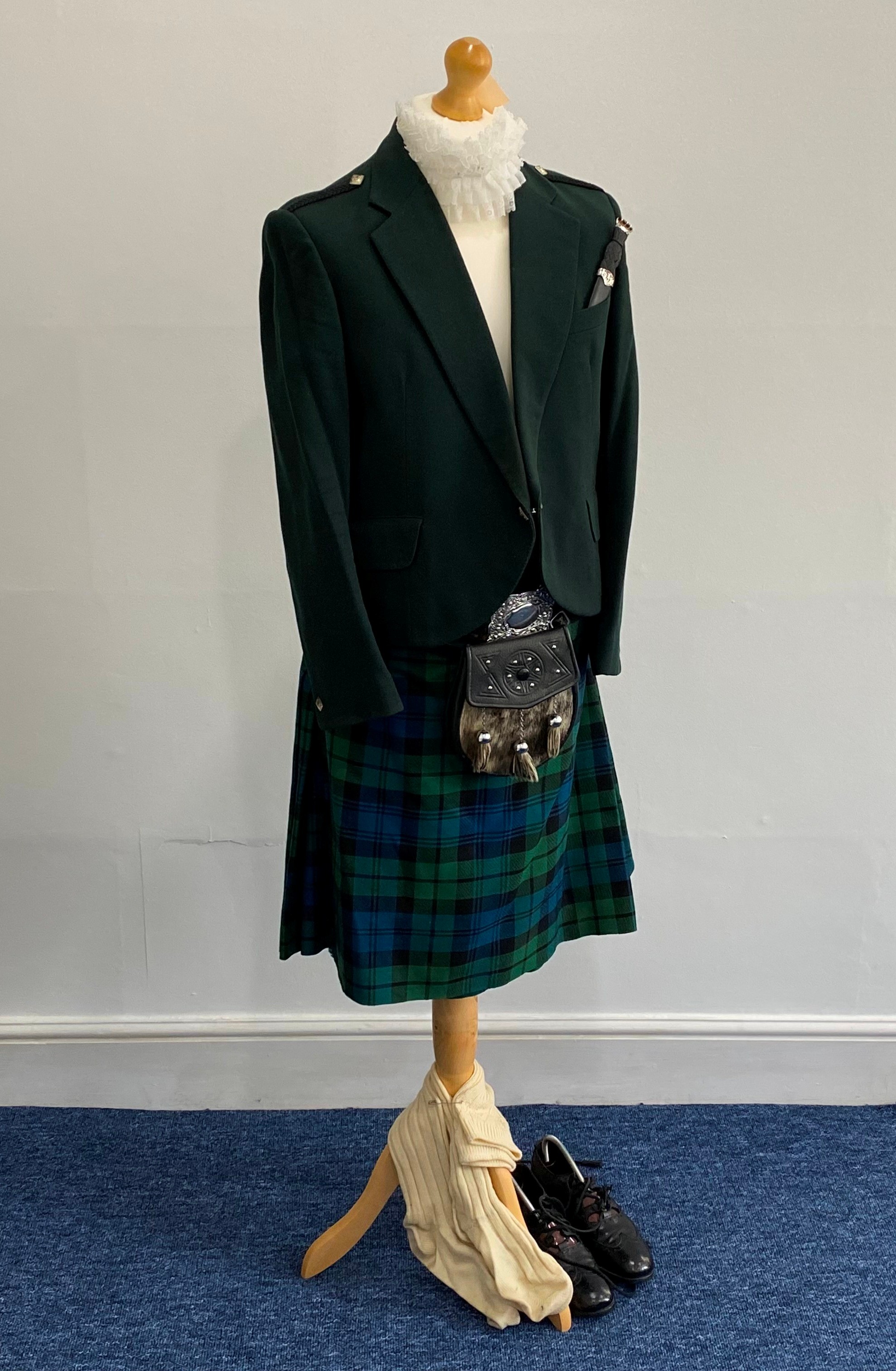 A mid 20thC Campbell Tartan Highlanders Scottish Piper's Outfit, comprising kilt, bottle green twill - Bild 2 aus 7
