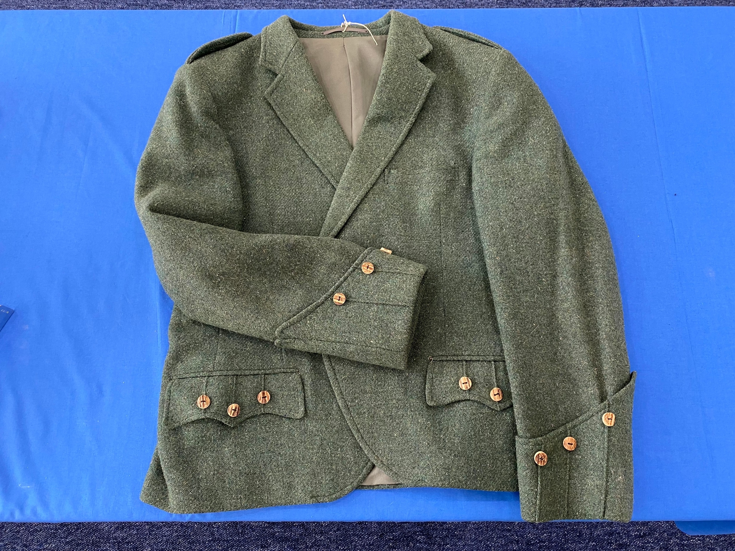 A mid 20thC Campbell Tartan Highlanders Scottish Piper's Outfit, comprising kilt, bottle green twill - Bild 3 aus 7