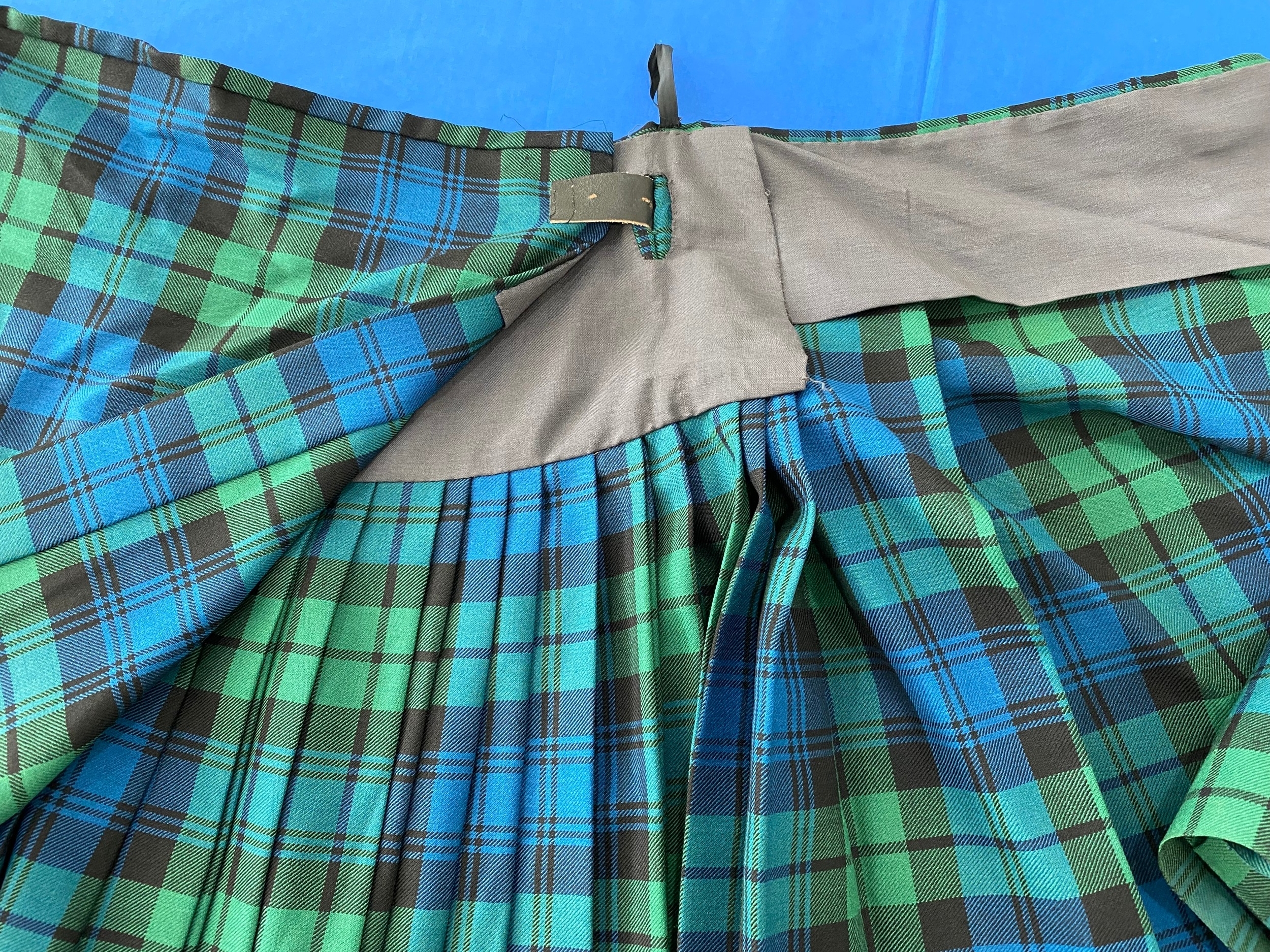 A mid 20thC Campbell Tartan Highlanders Scottish Piper's Outfit, comprising kilt, bottle green twill - Bild 6 aus 7