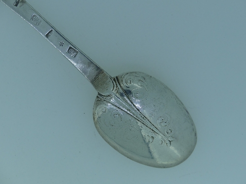 A William and Mary West Country silver lace back Trefid Spoon, by John Murch, Plymouth, makers - Image 5 of 7