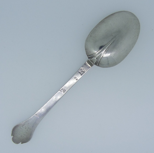A William III period West Country silver Trefid Spoon, bearing two makers marks, one for John - Image 2 of 10