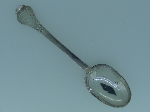 A William III West Country silver lace back Trefid Spoon, by John Murch, Plymouth, makers mark - Image 5 of 6