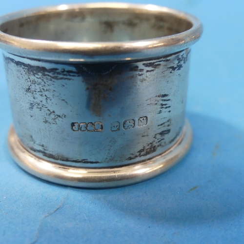 A pair of George V silver Napkin Rings, hallmarked Birmingham, 1923, of plain circular form, - Image 2 of 3