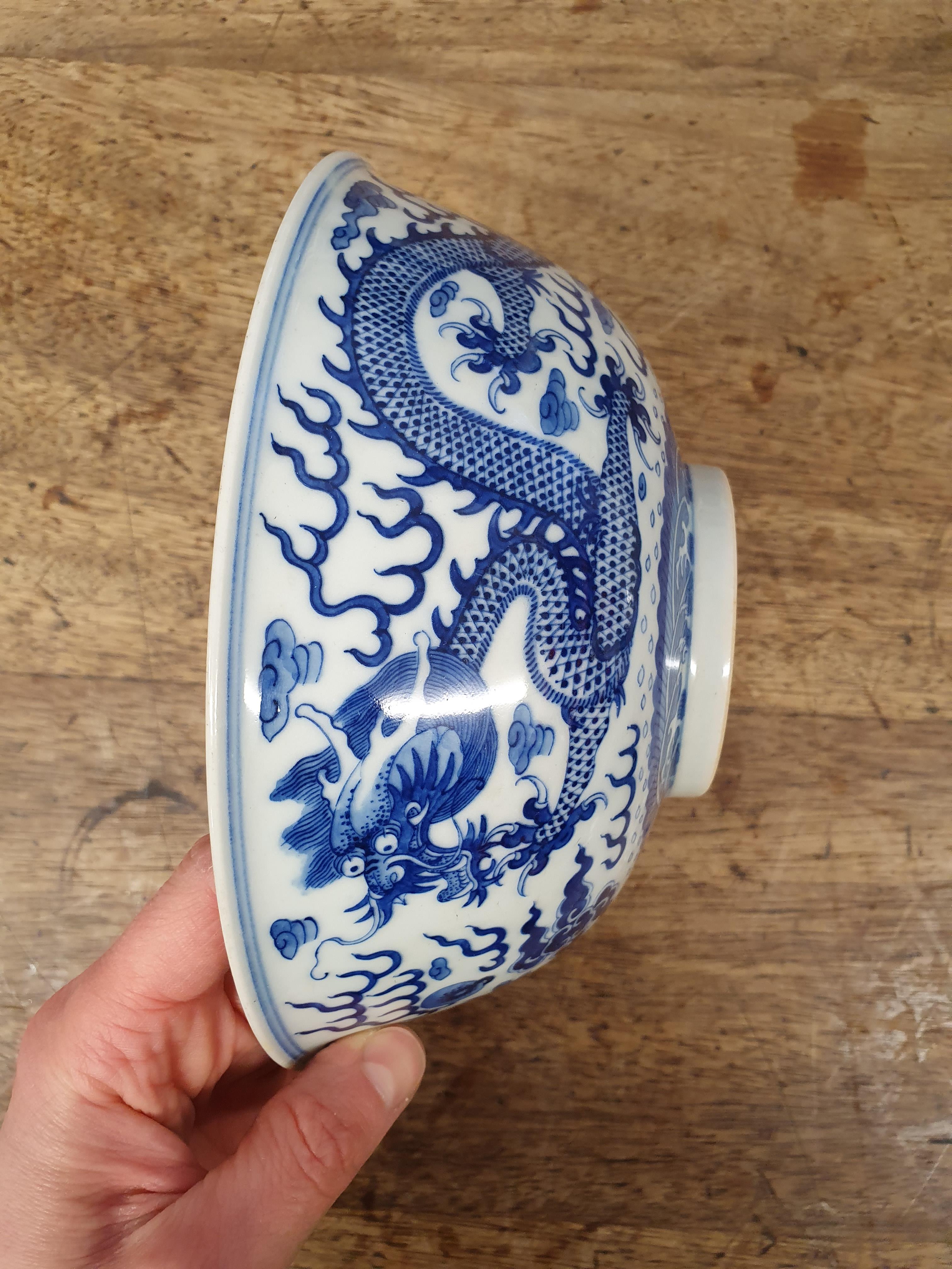 A CHINESE BLUE AND WHITE 'DRAGON' BOWL. - Image 6 of 8