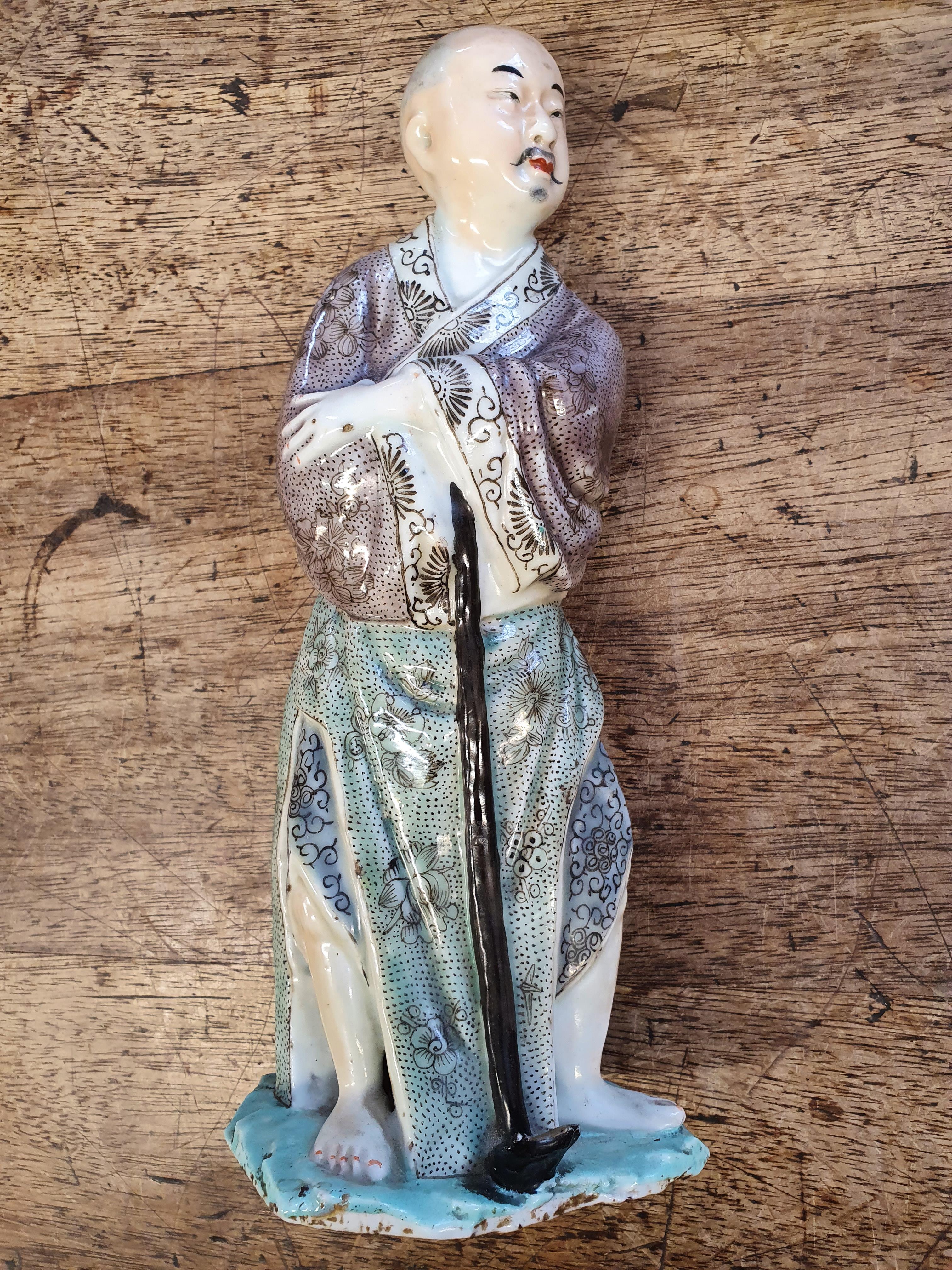 A CHINESE FAMILLE ROSE FIGURE OF A GARDENER. - Image 2 of 9