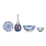 FOUR CHINESE BLUE AND WHITE PIECES.