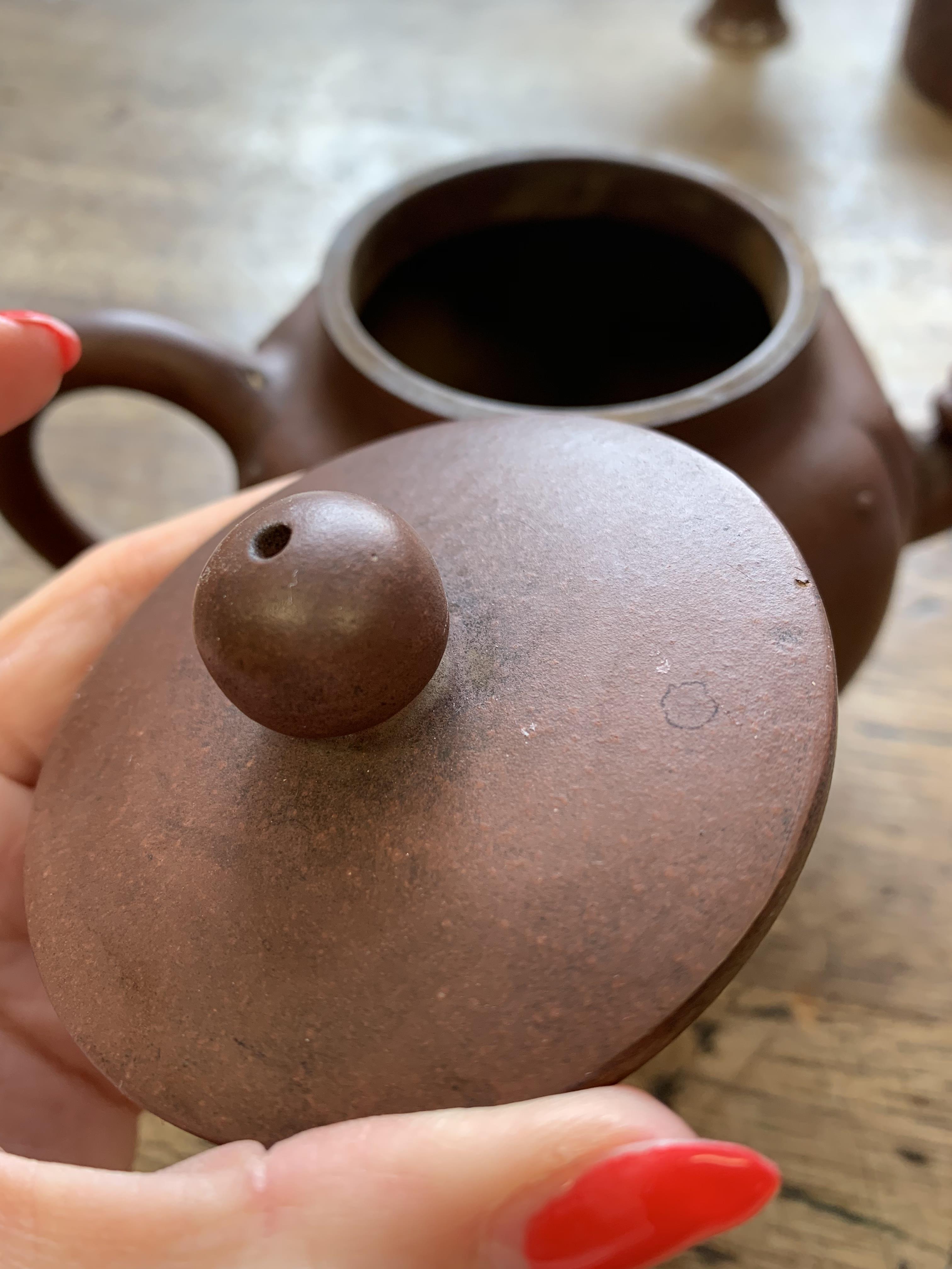 A YIXING ZISHA TEAPOT AND COVER. - Image 16 of 19