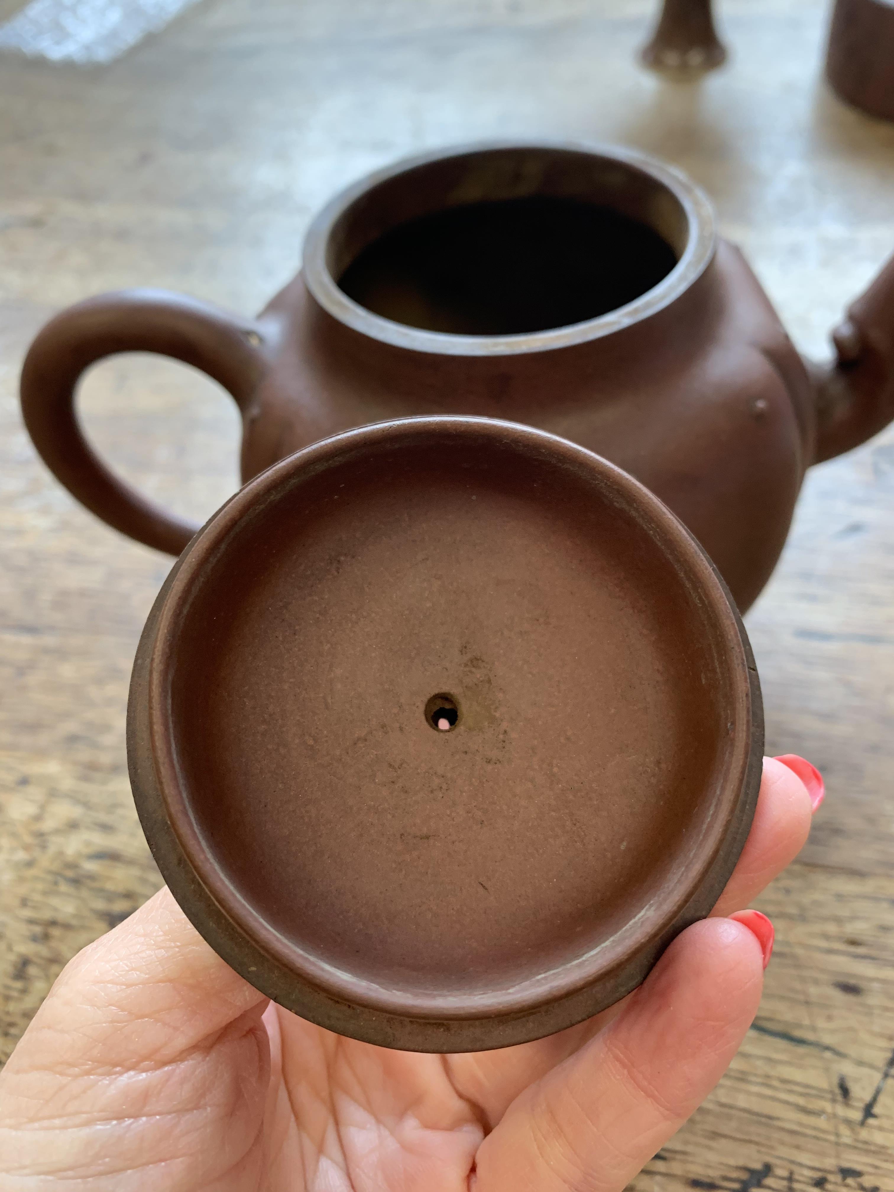 A YIXING ZISHA TEAPOT AND COVER. - Image 18 of 19