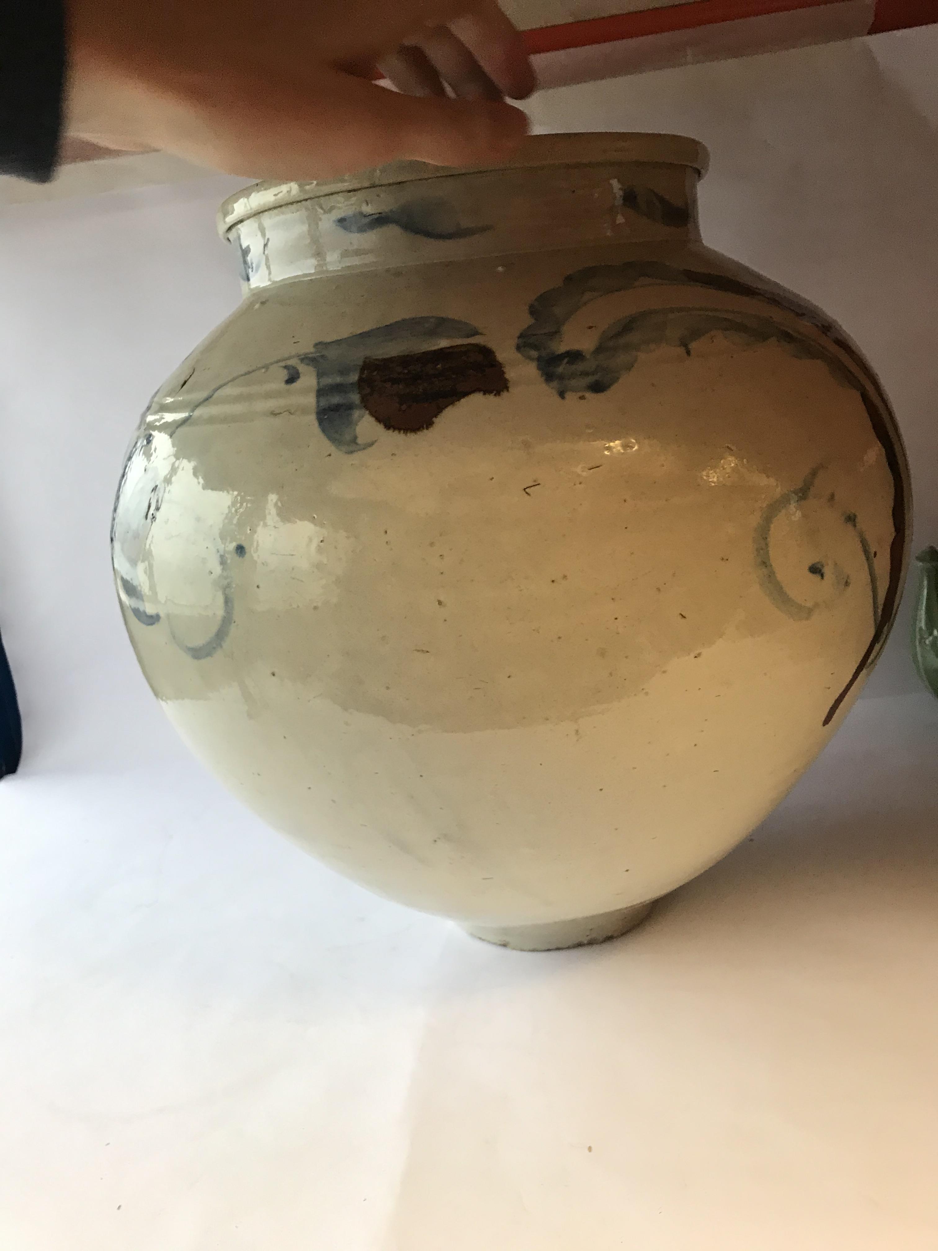 A LARGE KOREAN BLUE AND WHITE 'FLOWER' JAR. - Image 3 of 11