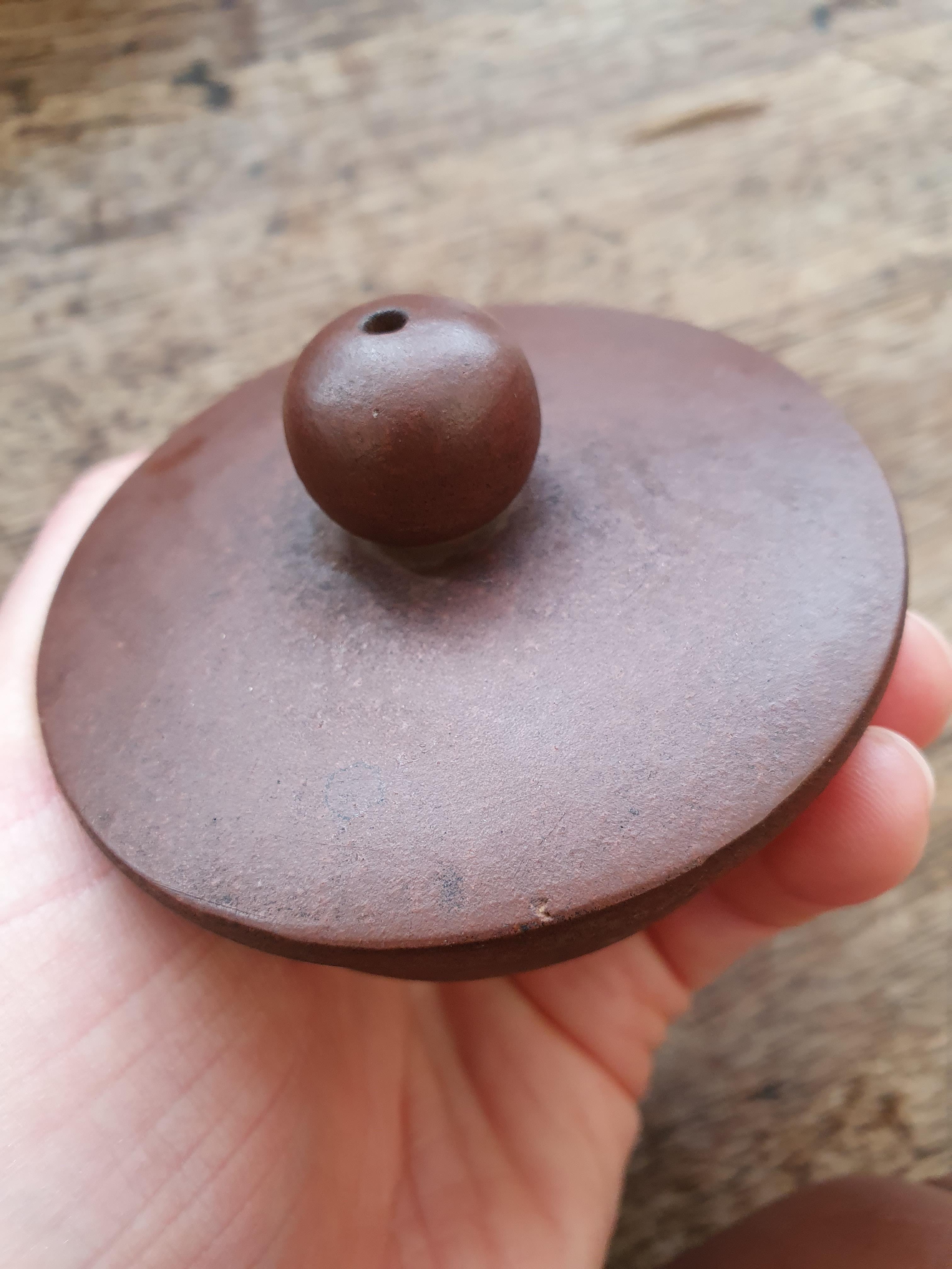 A YIXING ZISHA TEAPOT AND COVER. - Image 17 of 19