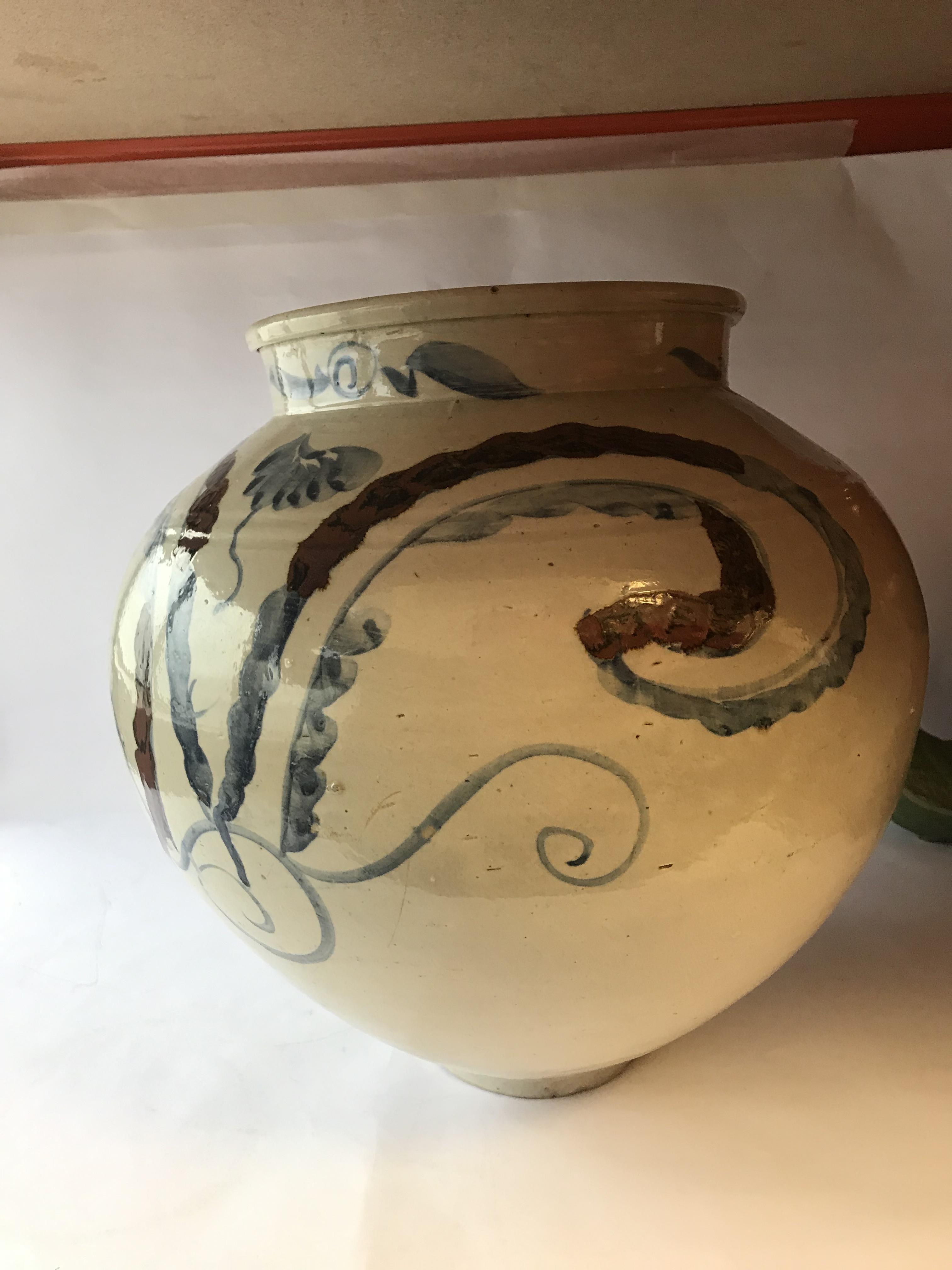 A LARGE KOREAN BLUE AND WHITE 'FLOWER' JAR. - Image 4 of 11