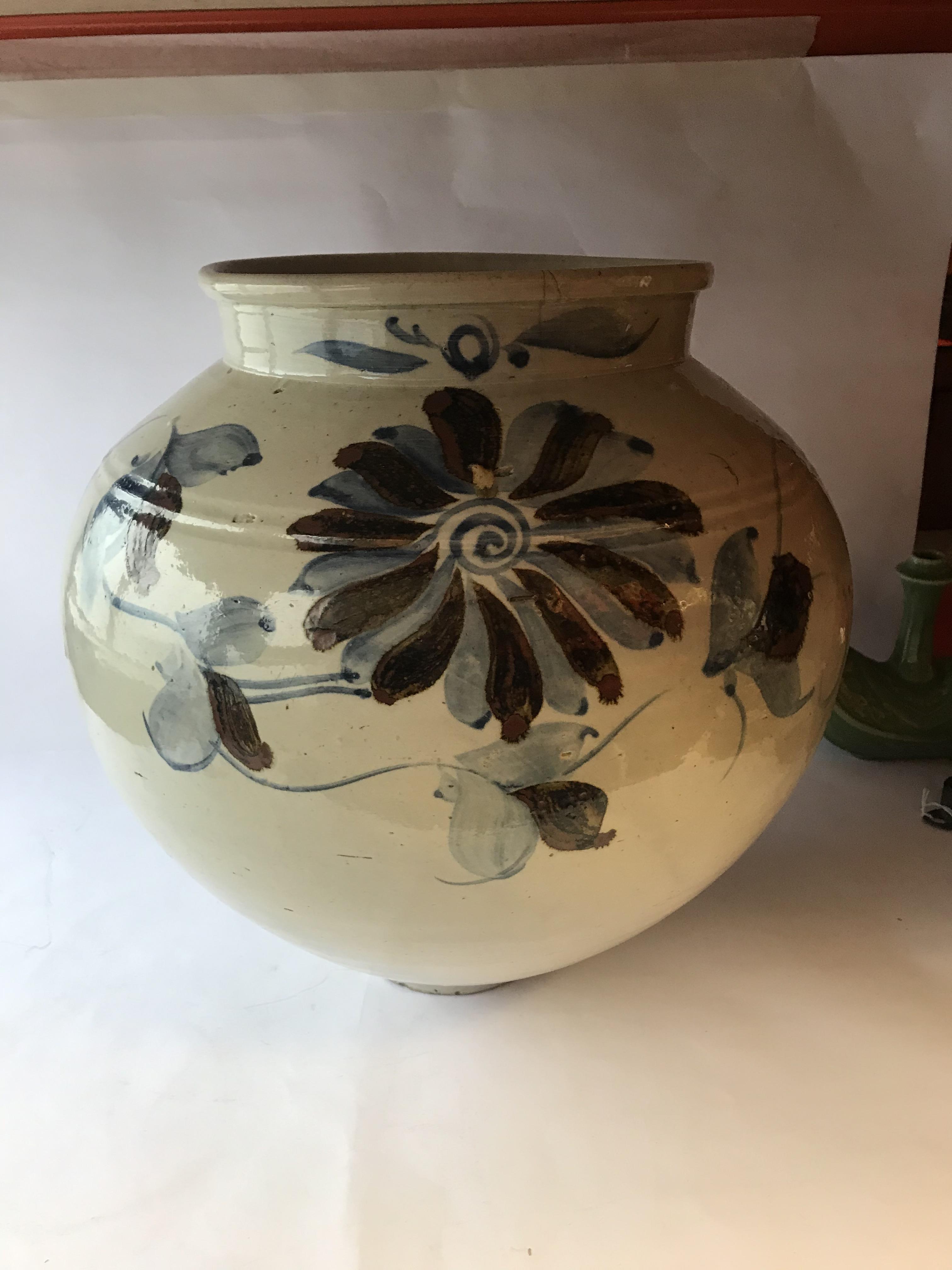 A LARGE KOREAN BLUE AND WHITE 'FLOWER' JAR. - Image 2 of 11