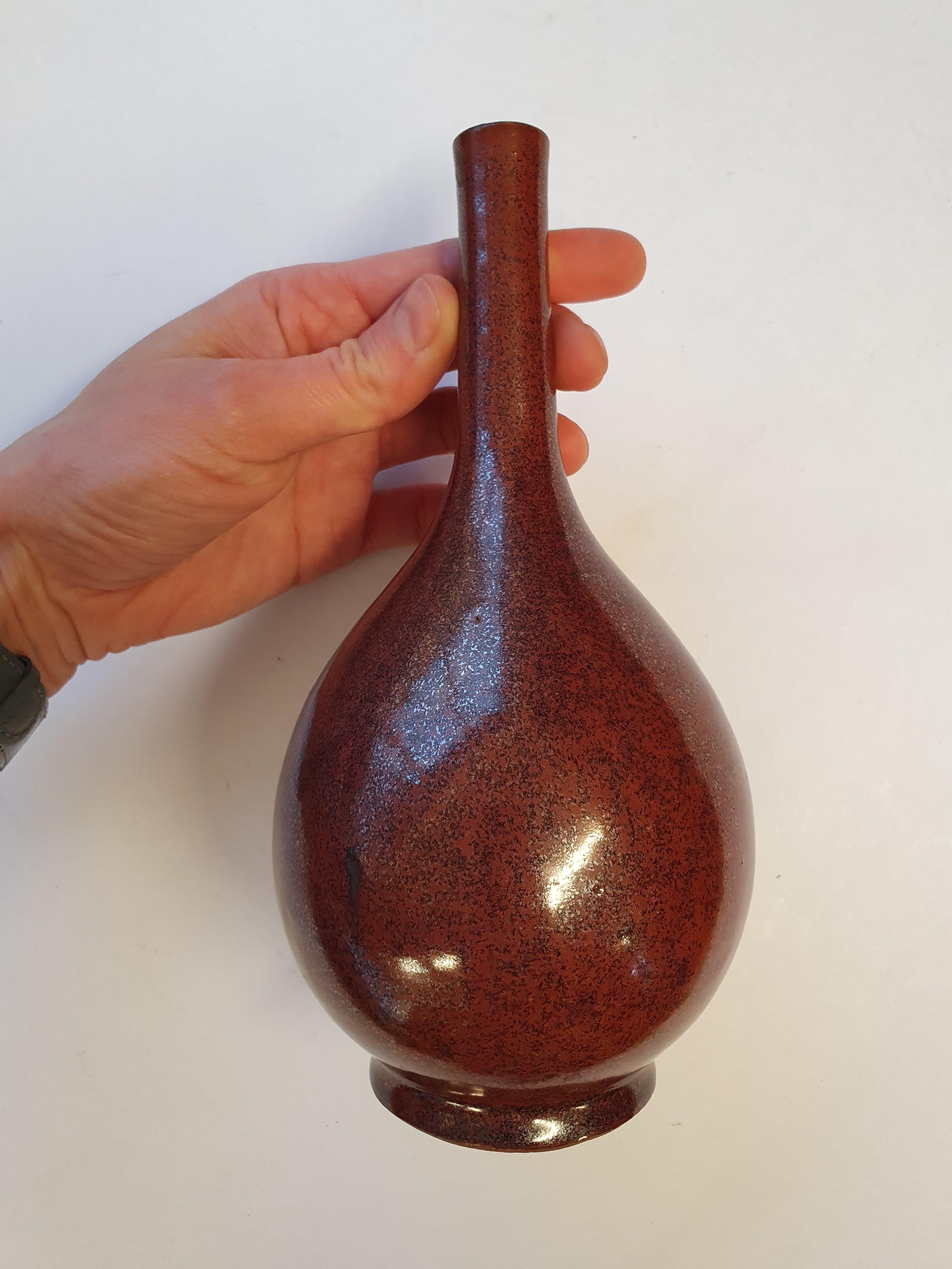 A CHINESE RED-GLAZED BOTTLE VASE. - Image 4 of 8