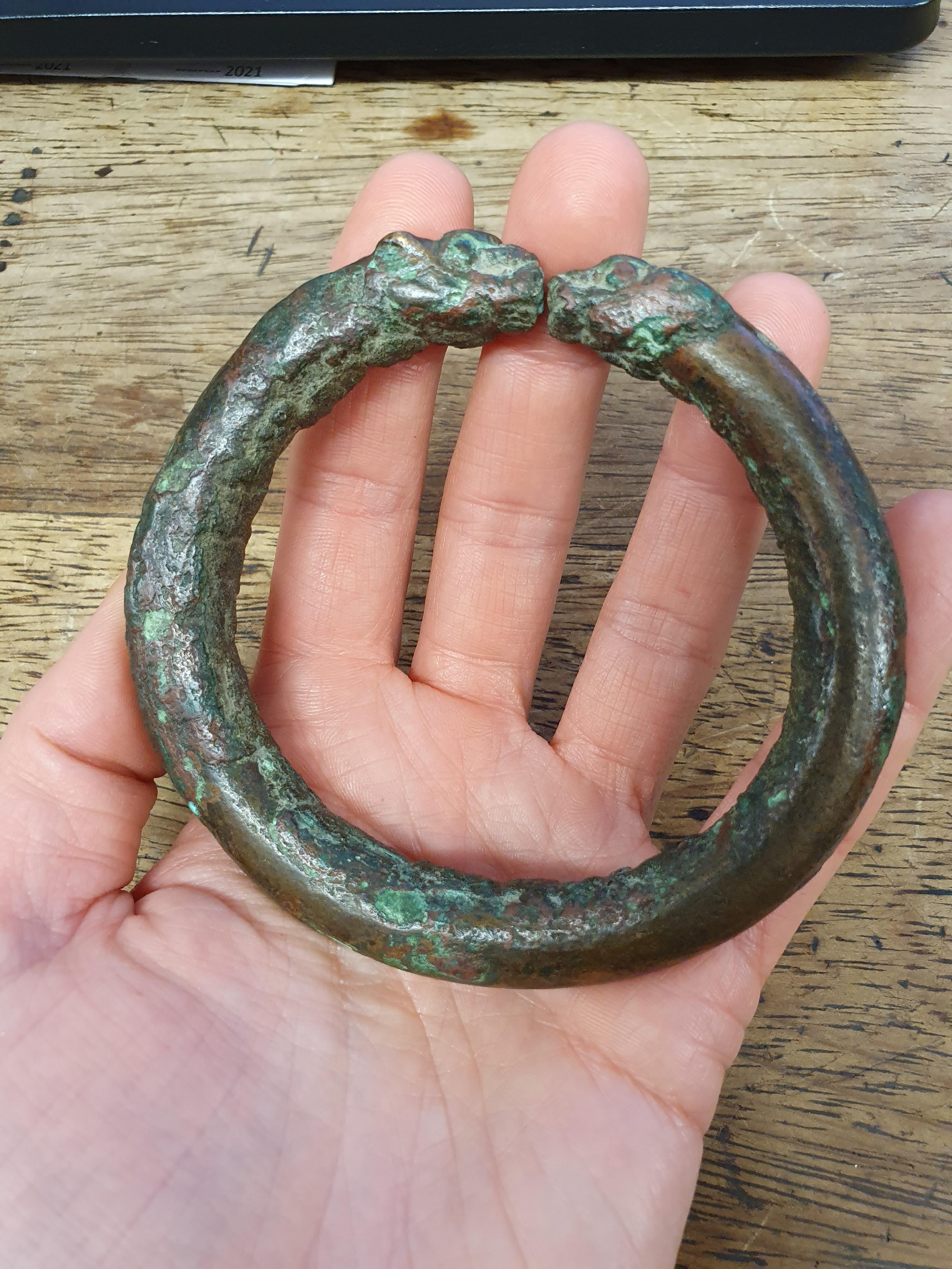 A CHINESE BRONZE BRACELET. - Image 2 of 5