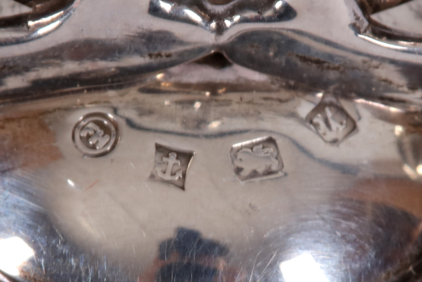 AN EDWARDIAN DRESSING TABLE JAR WITH A STERLING SILVER LID - Image 4 of 4