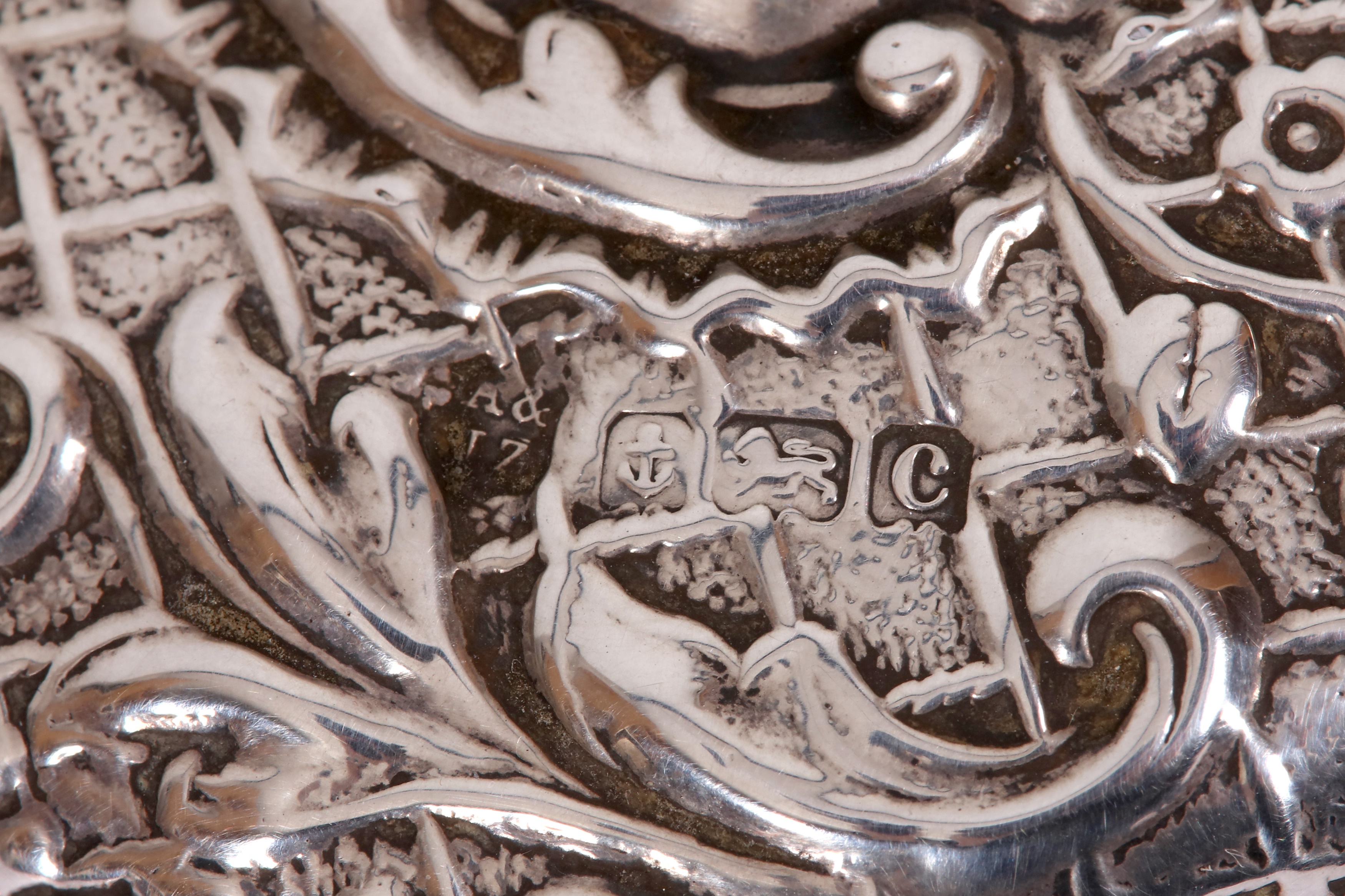 AN EDWARDIAN DRESSING TABLE JAR WITH A STERLING SILVER LID - Image 2 of 4