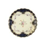 AN 18TH CENTURY WORCESTER PORCELAIN CIRCULAR PLATE, CIRCA 1770