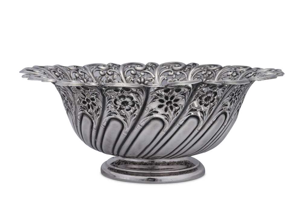 A Victorian sterling silver fruit bowl, Sheffield 1900 by James Dixon and Sons - Image 2 of 3