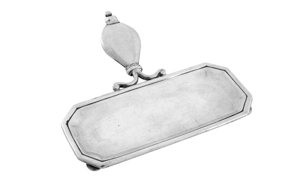 A George I sterling silver snuffers tray, London 1721 by Simon Pantin (this mark reg. 30th June 1720 - Image 2 of 3