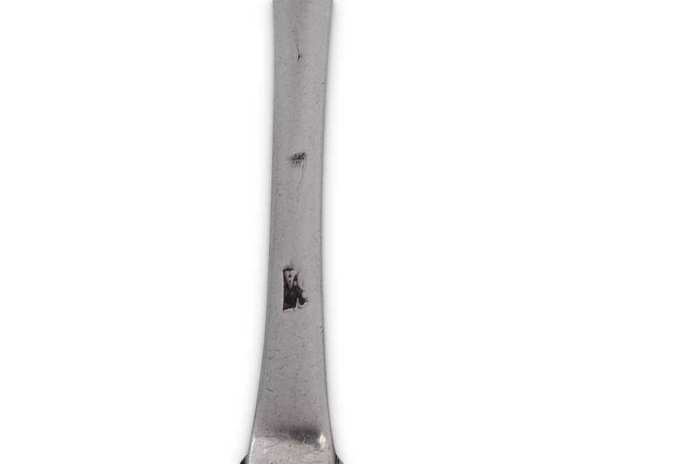 A Queen Anne Britannia standard silver tablespoon, London circa 1705 by Isaac Davenport (reg. April - Image 3 of 3