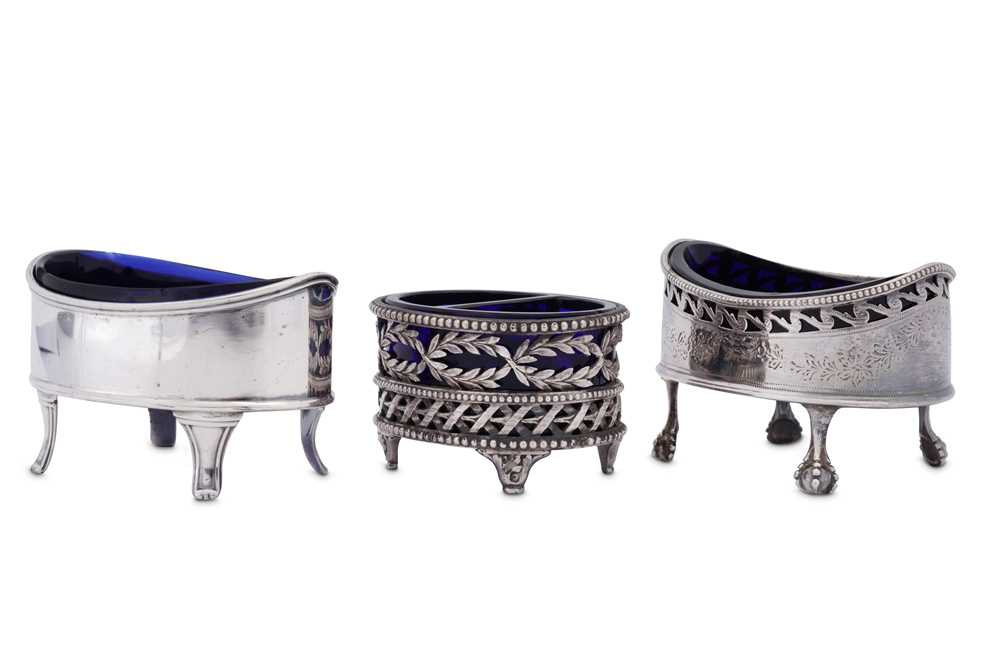 A mixed group including a George III sterling silver salt, London 1790 by Robert Hennell