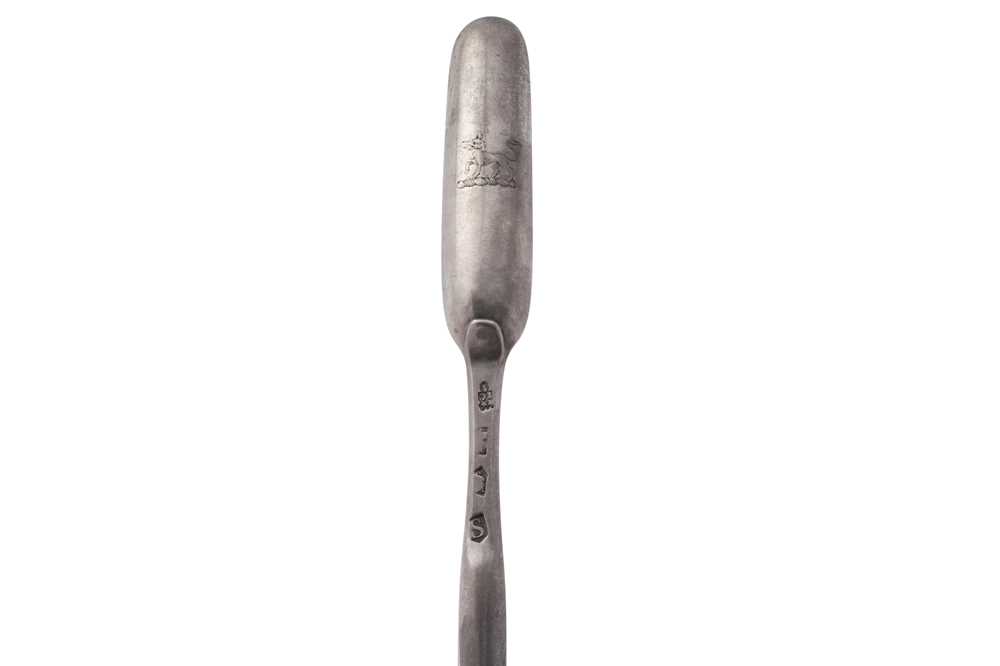 A George II sterling silver marrow scoop, London 1733 by Issac Callard (reg. 7th Feb 1726, d.c.1770) - Image 2 of 3