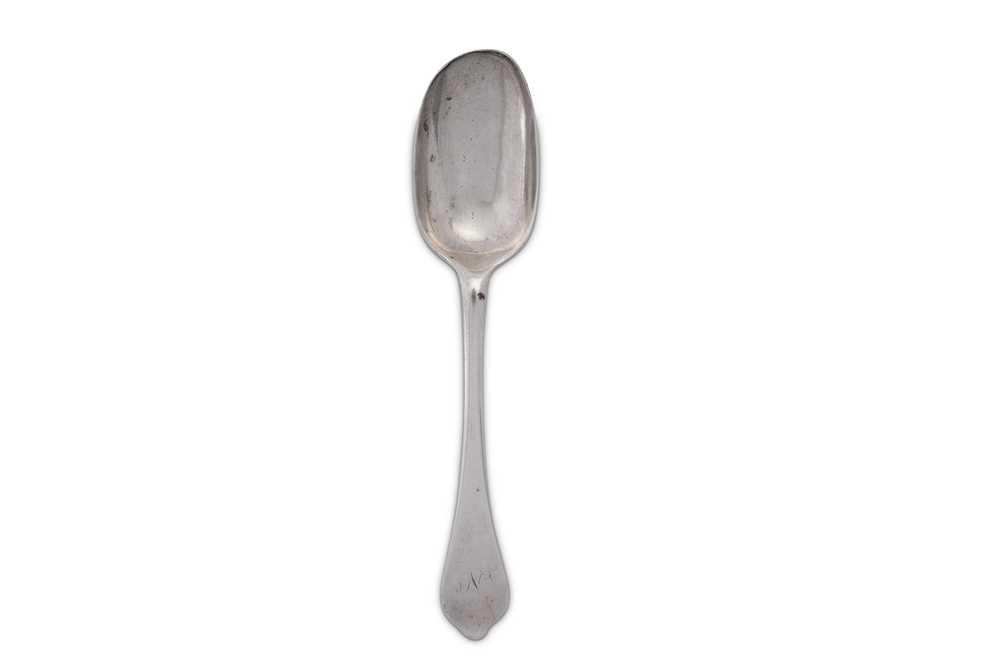 A Queen Anne Britannia standard silver tablespoon, London circa 1705 by Isaac Davenport (reg. April - Image 2 of 3