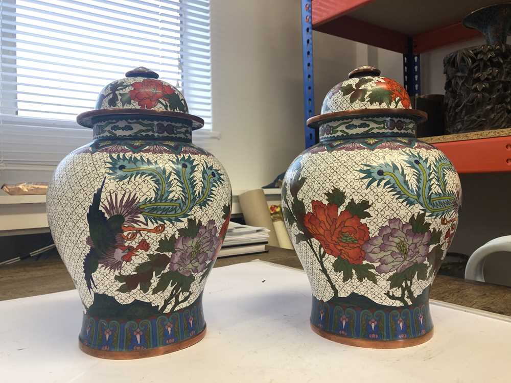 A PAIR OF CHINESE CLOISONNÉ ENAMEL JARS AND COVERS. - Image 2 of 15