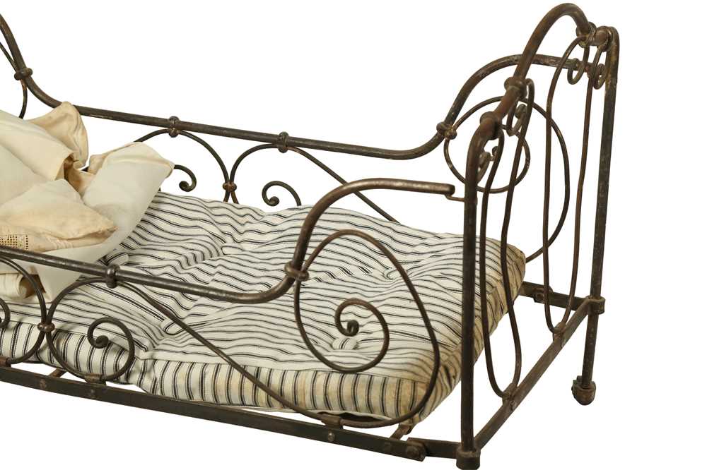 DOLLS: A FRENCH WROUGHT IRON DOLLS CAMPAIGN STYLE BED, LATE 19TH/EARLY 20TH CENTURY - Image 2 of 10
