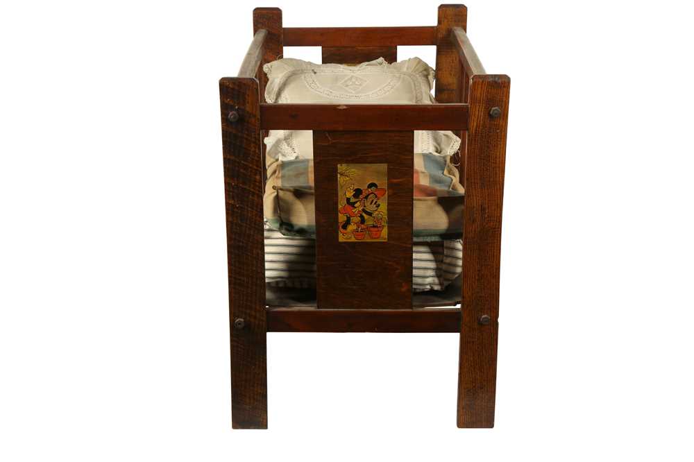 DOLLS: A FRENCH WROUGHT IRON DOLLS CAMPAIGN STYLE BED, LATE 19TH/EARLY 20TH CENTURY - Image 7 of 10