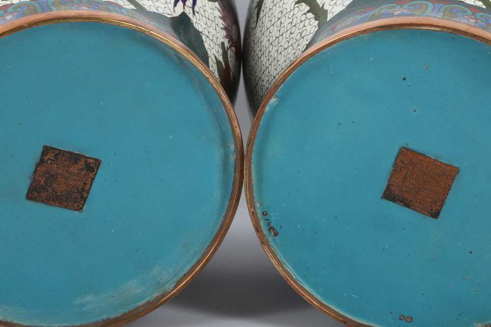 A PAIR OF CHINESE CLOISONNÉ ENAMEL JARS AND COVERS. - Image 11 of 15