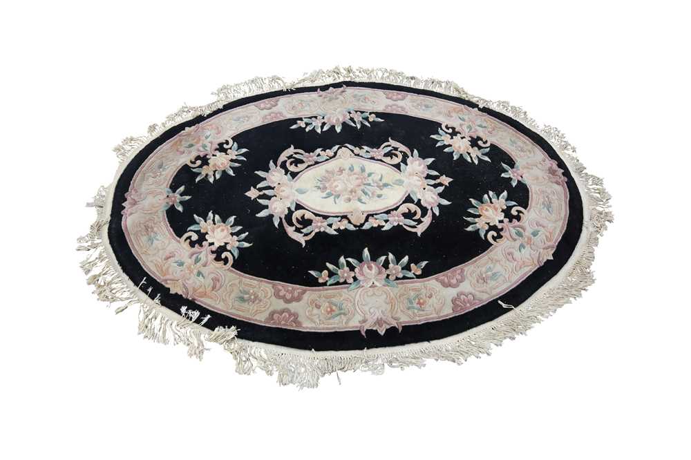 A CHINESE OVAL WOOL RUG, 20TH CENTURY