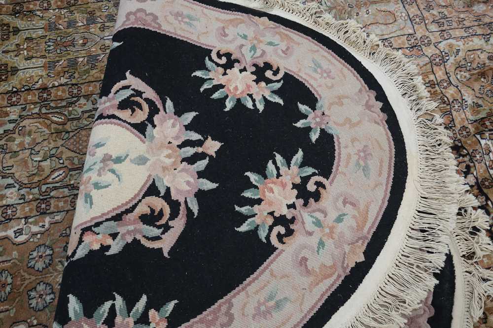 A CHINESE OVAL WOOL RUG, 20TH CENTURY - Image 3 of 3