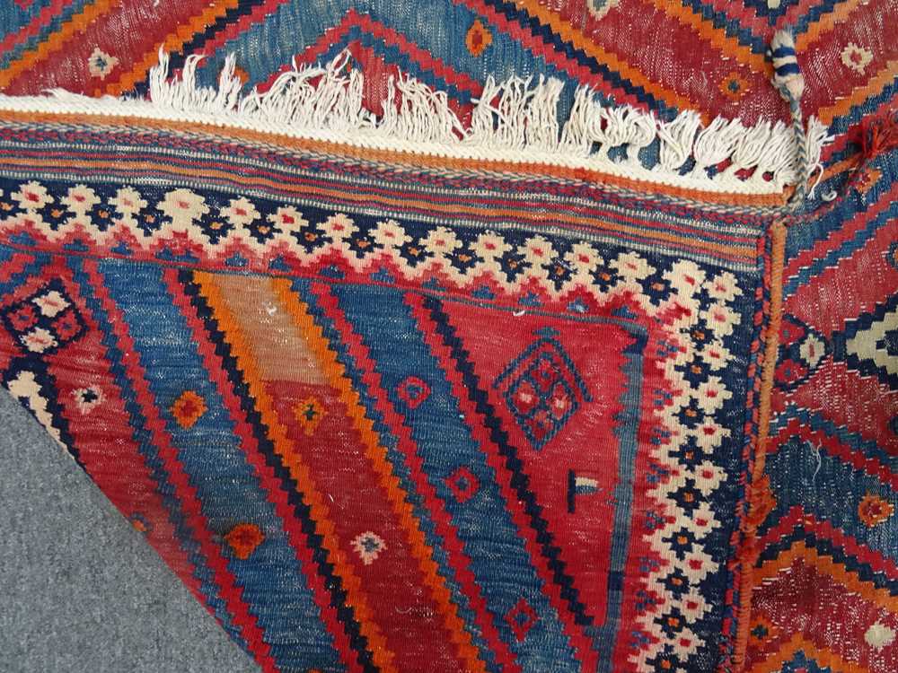 A SOUTH-WEST PERSIAN KILIM, PROBABLY FROM THE SHIRAZ TRIBE - Image 3 of 8