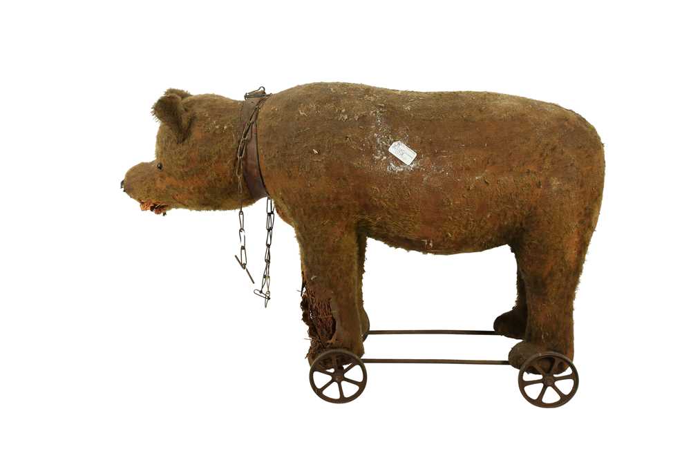 TOYS: A LARGE PLUSH BEAR ON WHEELS, EARLY 20TH CENTURY, PROBABLY GERMAN - Image 3 of 3