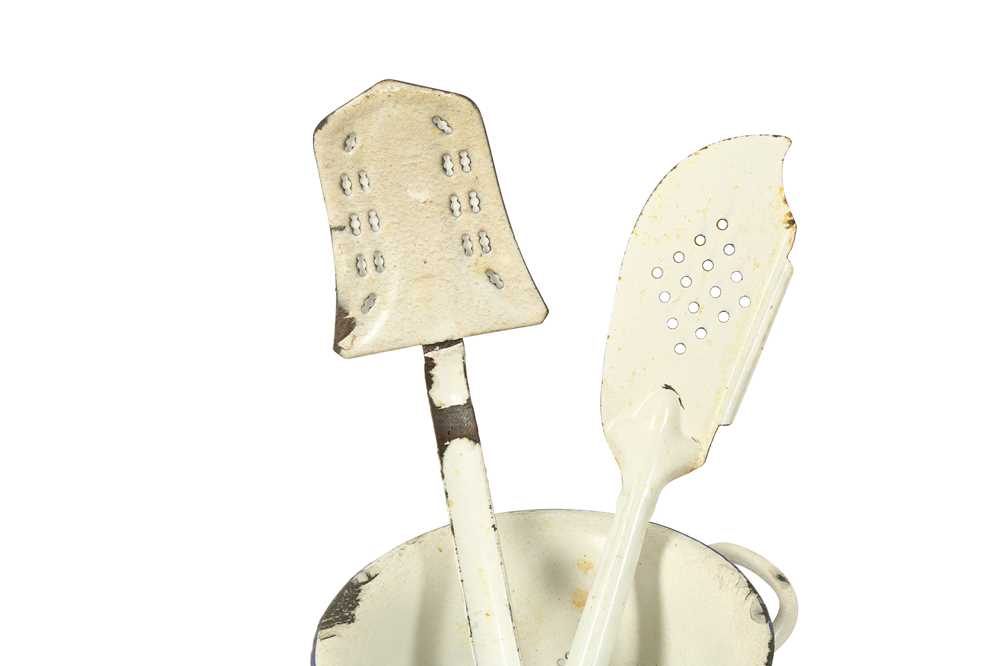 KITCHENALIA: A COLLECTION OF WHITE AND BLUE ENAMELLED KITCHEN TOOLS - Image 3 of 6