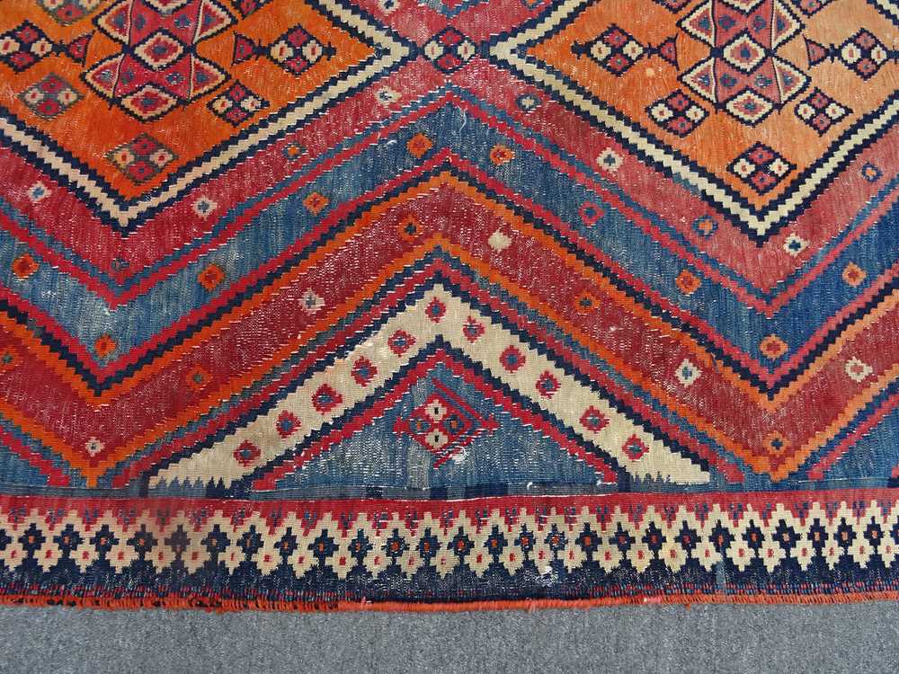 A SOUTH-WEST PERSIAN KILIM, PROBABLY FROM THE SHIRAZ TRIBE - Image 6 of 8