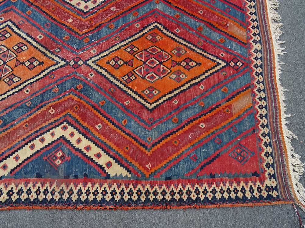 A SOUTH-WEST PERSIAN KILIM, PROBABLY FROM THE SHIRAZ TRIBE - Image 5 of 8