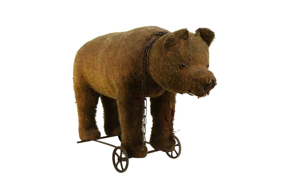 TOYS: A LARGE PLUSH BEAR ON WHEELS, EARLY 20TH CENTURY, PROBABLY GERMAN