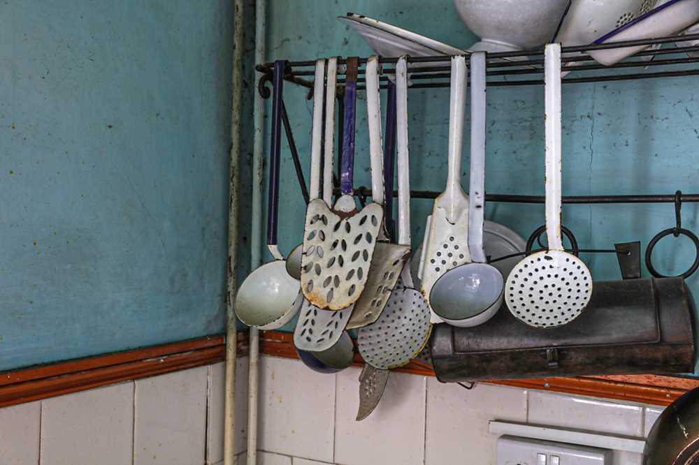 KITCHENALIA: A COLLECTION OF WHITE AND BLUE ENAMELLED KITCHEN TOOLS - Image 2 of 6