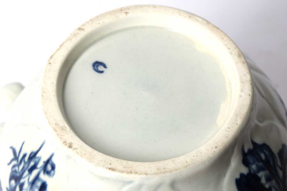 A WORCESTER PORCELAIN BLUE AND WHITE JUG,18TH CENTURY - Image 3 of 3