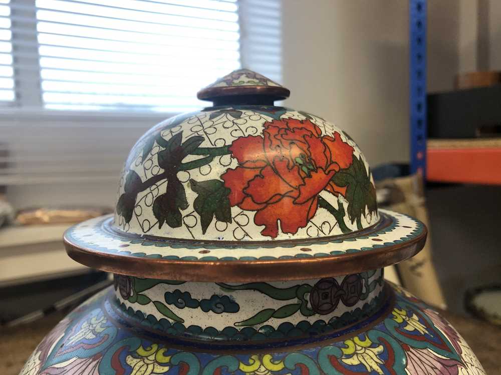 A PAIR OF CHINESE CLOISONNÉ ENAMEL JARS AND COVERS. - Image 5 of 15