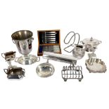 A MIXED GROUP OF SILVER PLATED (EPNS) ITEMS