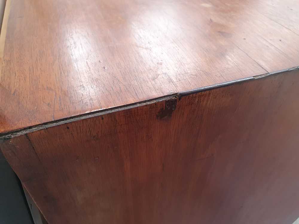 A GEORGE III MAHOGANY AND INLAID CHEST - Image 10 of 12