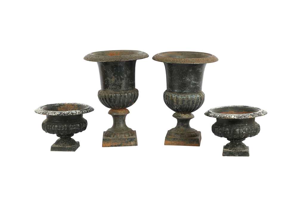 A PAIR OF CAST IRON CAMPANA URNS, LATE 19TH/EARLY 20TH CENTURY